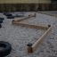 Balance percorso realizzato con travi di legno e pneumatici in un parco giochi.