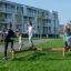 Bambini e adulti che giocano sull'attrezzatura da parco giochi all'aperto Balance.