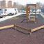 Percorso a ostacoli in legno per parco giochi Balance in un'area parcheggio all'aperto.