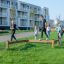 Bambini che giocano sull'attrezzatura da parco giochi all'aperto Balance in un'area residenziale.