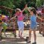 Bambini che si bilanciano sull'attrezzatura da parco giochi Balance.