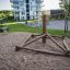 Struttura da arrampicata per parco giochi in legno Atakama in una zona residenziale.