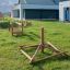 Attrezzature da gioco all'aperto Atakama su un campo erboso vicino a edifici moderni