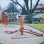 Struttura da arrampicata per parco giochi in legno Atakama su superficie sabbiosa