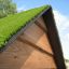 Small House Grass Roof con struttura in legno in un soleggiato ambiente esterno.