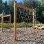V-shape Net wooden playhouse in un parco giochi all'aperto.