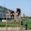 Bambini che giocano su un V-shape Net wooden playhouse.
