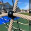 Primo piano del V-shape Net wooden playhouse con corde e rete da arrampicata.