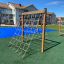 V-shape Net wooden playhouse in un parco giochi all'aperto.