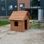 Struttura in legno Nature Playhouse in un parco giochi.