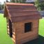 Struttura in legno Nature Playhouse sull'erba artificiale.