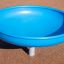 Attrezzatura da gioco blu Flying Saucer su superficie sabbiosa.
