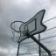 Canestro da basket con un design unico del tabellone su campo all'aperto, parte del prodotto Basket Organic 