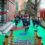 Bambini che corrono in un parco giochi scolastico.