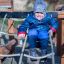 Bambino che gioca sul ponte di corda Trapezoidal.