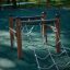 Struttura da arrampicata per parco giochi per bambini Trapezoidal con telaio in legno e scala di corda.