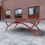 Outdoor Table Tennis allestito in un cortile scolastico con gambe metalliche rosse e una rete.