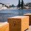Panchina in legno Cube lungo un fiume.
