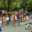 Bambini che giocano su Horizontal Ladder wooden ladder in un parco giochi