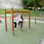 Bambini che giocano su Horizontal Ladder wooden ladder in un parco giochi.