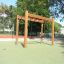 Attrezzatura da parco giochi con scala orizzontale in legno.