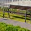 Oxford Bench da esterno in un'area erbosa lungo un sentiero