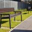 Oxford Bench in un parco lungo un percorso pavimentato.