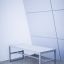 Moderno Kyoto Table HPL con struttura in metallo in un ambiente minimalista.