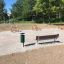 HPL Bench da esterno in un parco con attrezzature per esercizi.