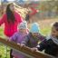 Bambini che giocano sul Chain Bridge in un parco giochi.