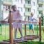 Bambini che giocano sulla struttura da gioco Chain Bridge in un parco.
