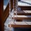 Attrezzatura da parco giochi in legno Chain Bridge con catene sospese.