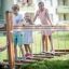 Bambini che giocano su un'attrezzatura da gioco Chain Bridge.