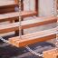Gradini in legno di Chain Bridge sospesi da catene metalliche