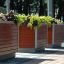 Fioriere in legno Oxford Flowerpot con piante verdi e viola all'esterno