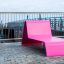 Lounge Sofa in un vivace colore rosa su una terrazza.