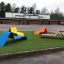 Sedie Lounge Sofa colorate sull'erba in un'area esterna urbana