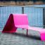 Lounge Sofa rosa vicino all'acqua.