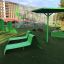 Lounge Sofa verde in un'area giochi all'aperto.