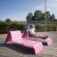 Persona che si rilassa su un Lounge Sofa rosa all'aperto