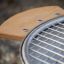 Grill con tavolino laterale in legno e griglia metallica.