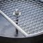 Grill in acciaio inox con griglia circolare.