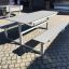 Moderno Table & Bench HPL per esterni posizionato su lastre di pavimentazione.