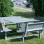 Table & Bench Quadro HPL da esterno in un contesto di parco.