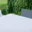 Table & Bench Quadro HPL in un ambiente verde all'aperto.