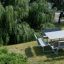 Table & Bench Quadro HPL in un suggestivo contesto di parco.