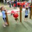 Bambini che giocano sull'attrezzatura da parco giochi Somersault Double.