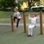 Due bambini che giocano all'aperto sull'attrezzatura da parco giochi Somersault Double