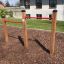 Attrezzatura da parco giochi all'aperto Somersault Double con due barre orizzontali rosse.