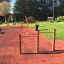 Attrezzatura da parco giochi Somersault Double con struttura in legno su una superficie antitrauma in gomma.